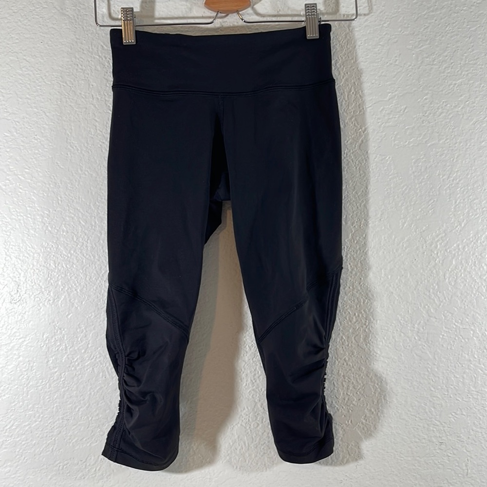Lululemon Women's Scrunch Hem Capri Leggings Size 4 Black Rear Zip Pocket